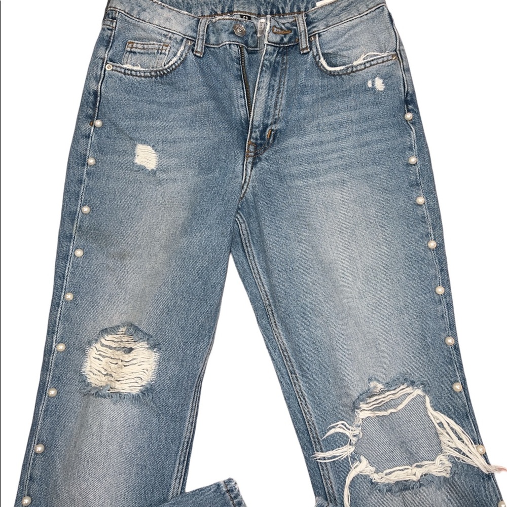 Jeans with pearl sides and ripped knees